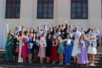 Вручение аттестатов выпускникам