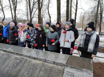 У могилы Героя...
