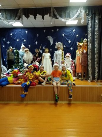 Новогодние праздники: представление "Два Мороза"
